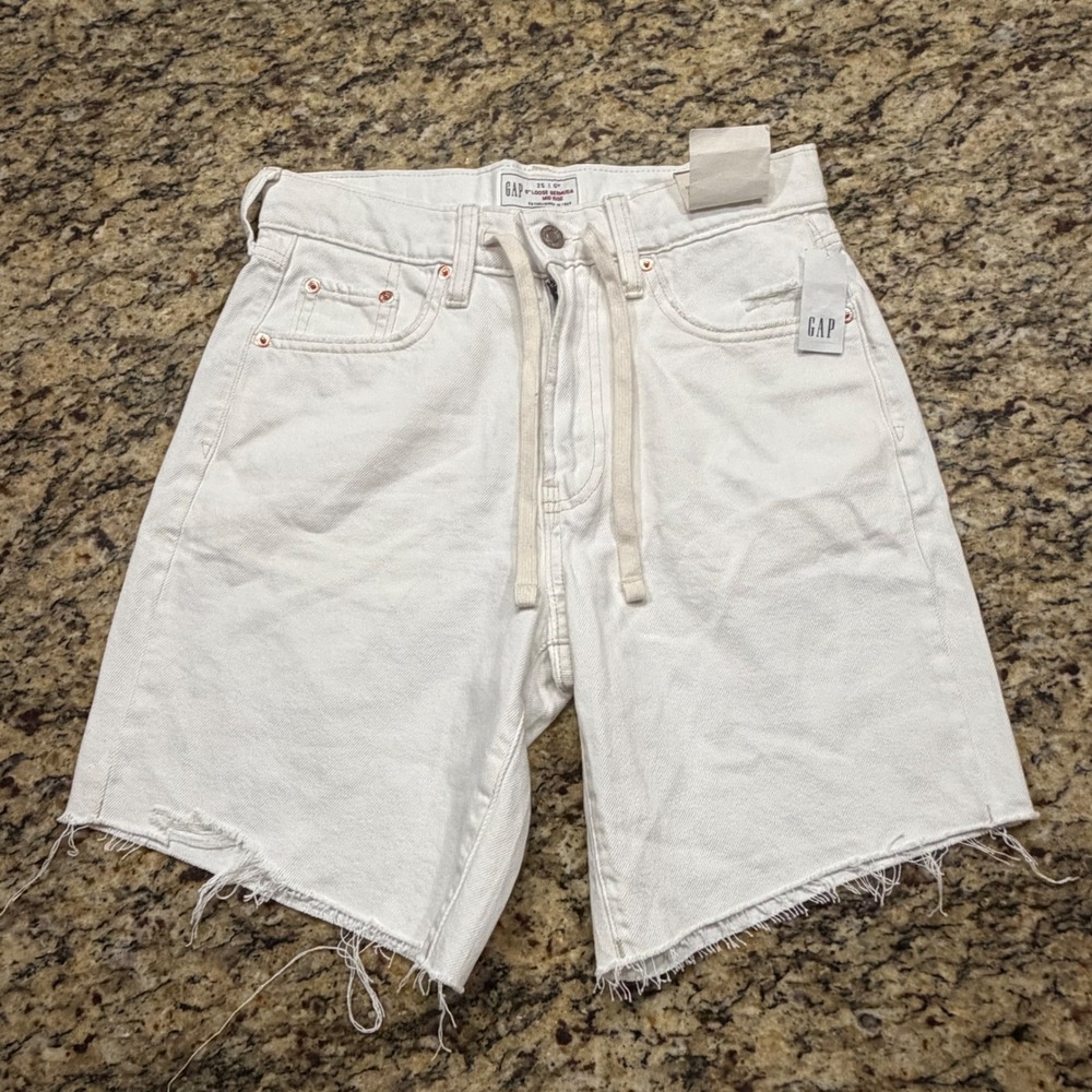 NEW Gap Womens 90s Loose Bermuda Shorts Mid Rise White Denim Raw Hem Size 0 ws